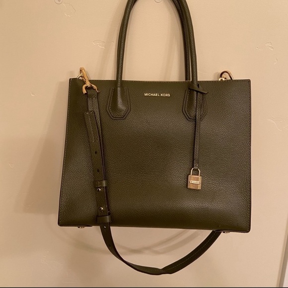 SOLD!! Host Pick 🎉 Michael Kors Tote - Picture 2 of 5